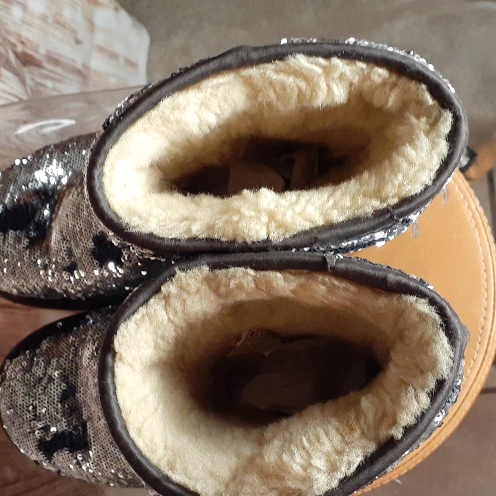 UGG - Picture 3 of 9